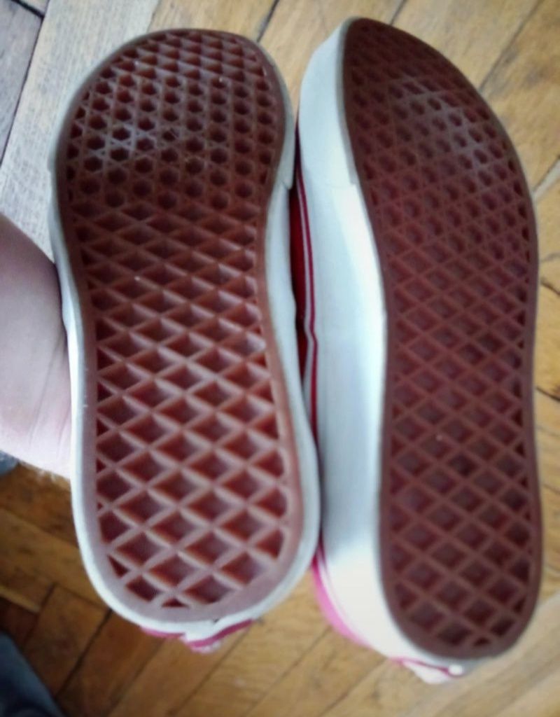 Czerwono białe buty Vans