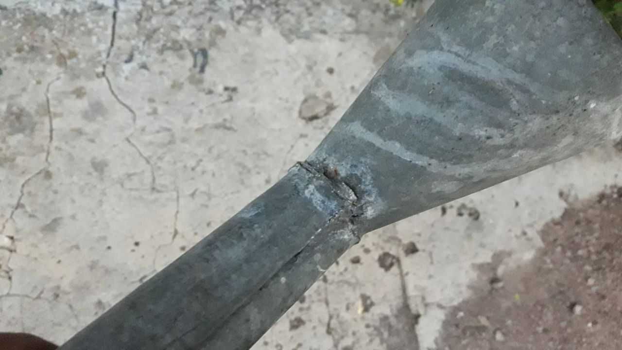 Воронка для заливания топлива грузового автомобиля