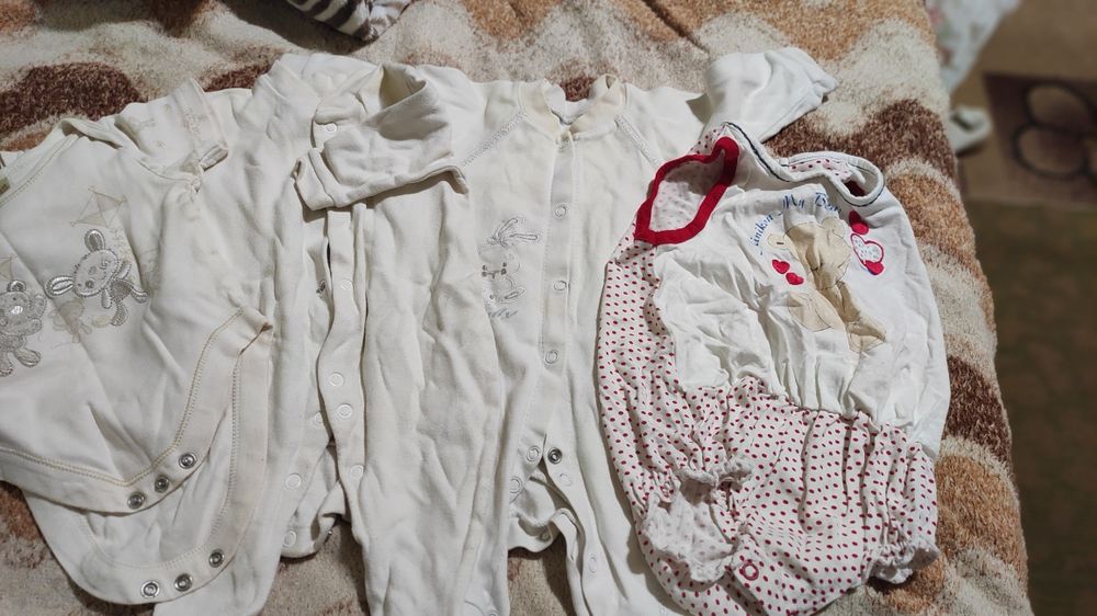 Отдам на девочку 0-1 годик