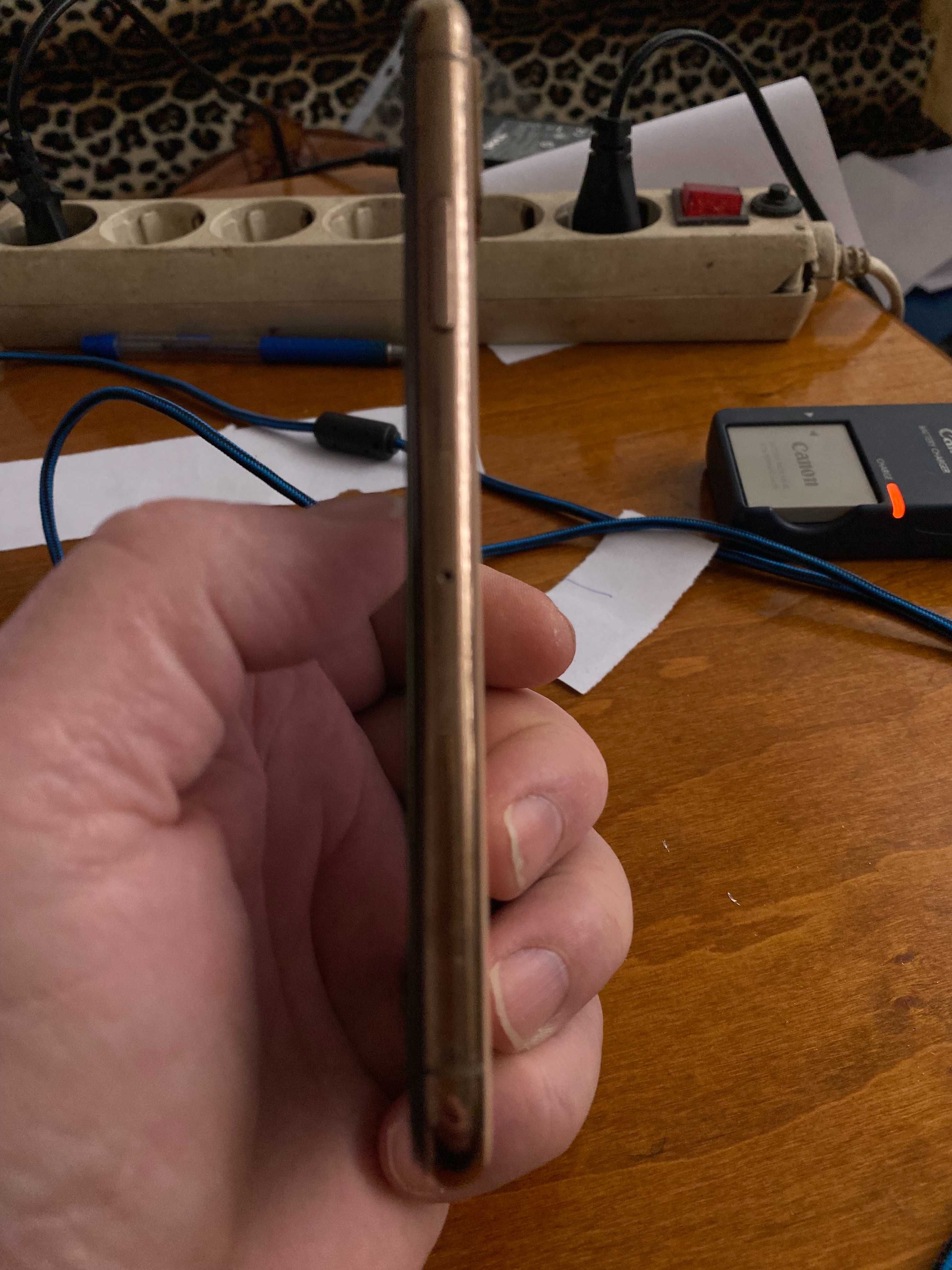 Iphon 10 xc 64 gb 73% батарея