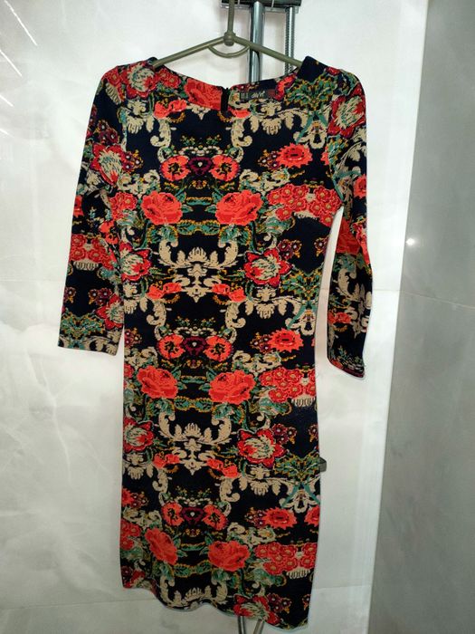 Платье с машинной вышивкой размер S