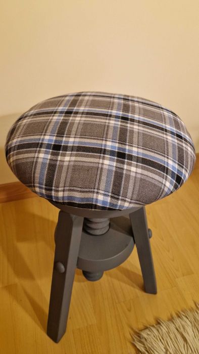 Banco giratório em madeira