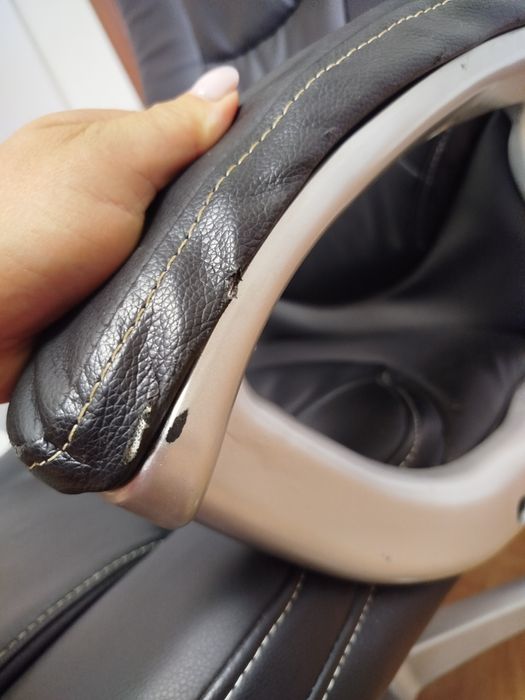 Офісне крісло Аклас. М'яке крісло на колесах