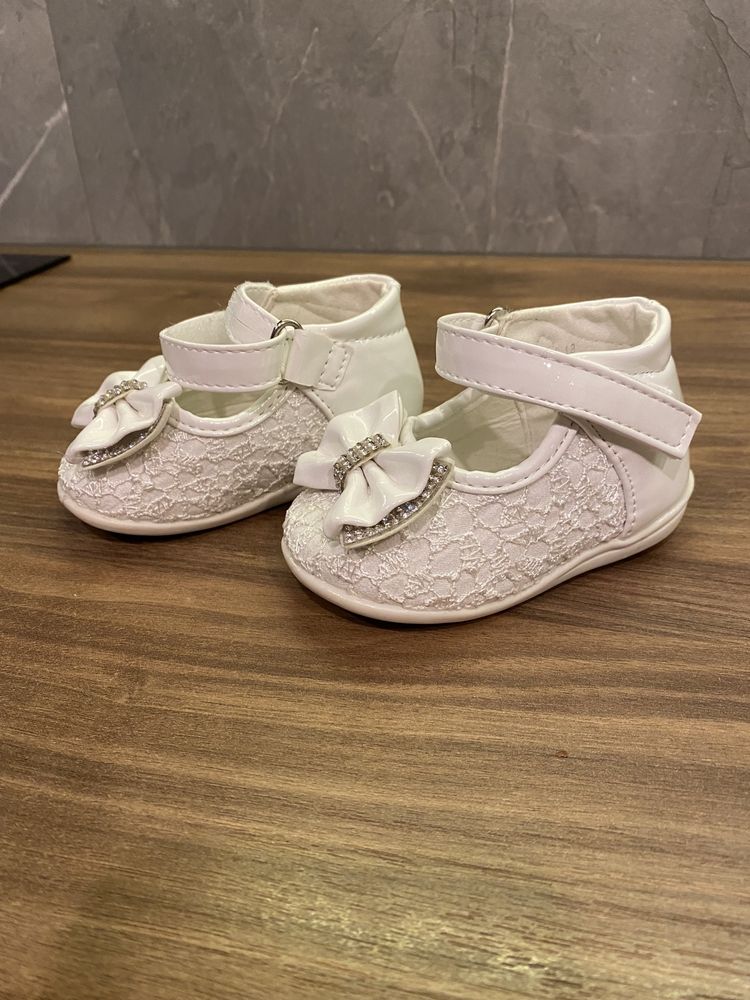 Piekne buciki białe buty dziewczece niemowlak
