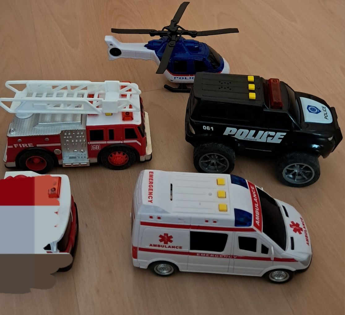4 carros bombeiros, ambulância, polícia, helicptero