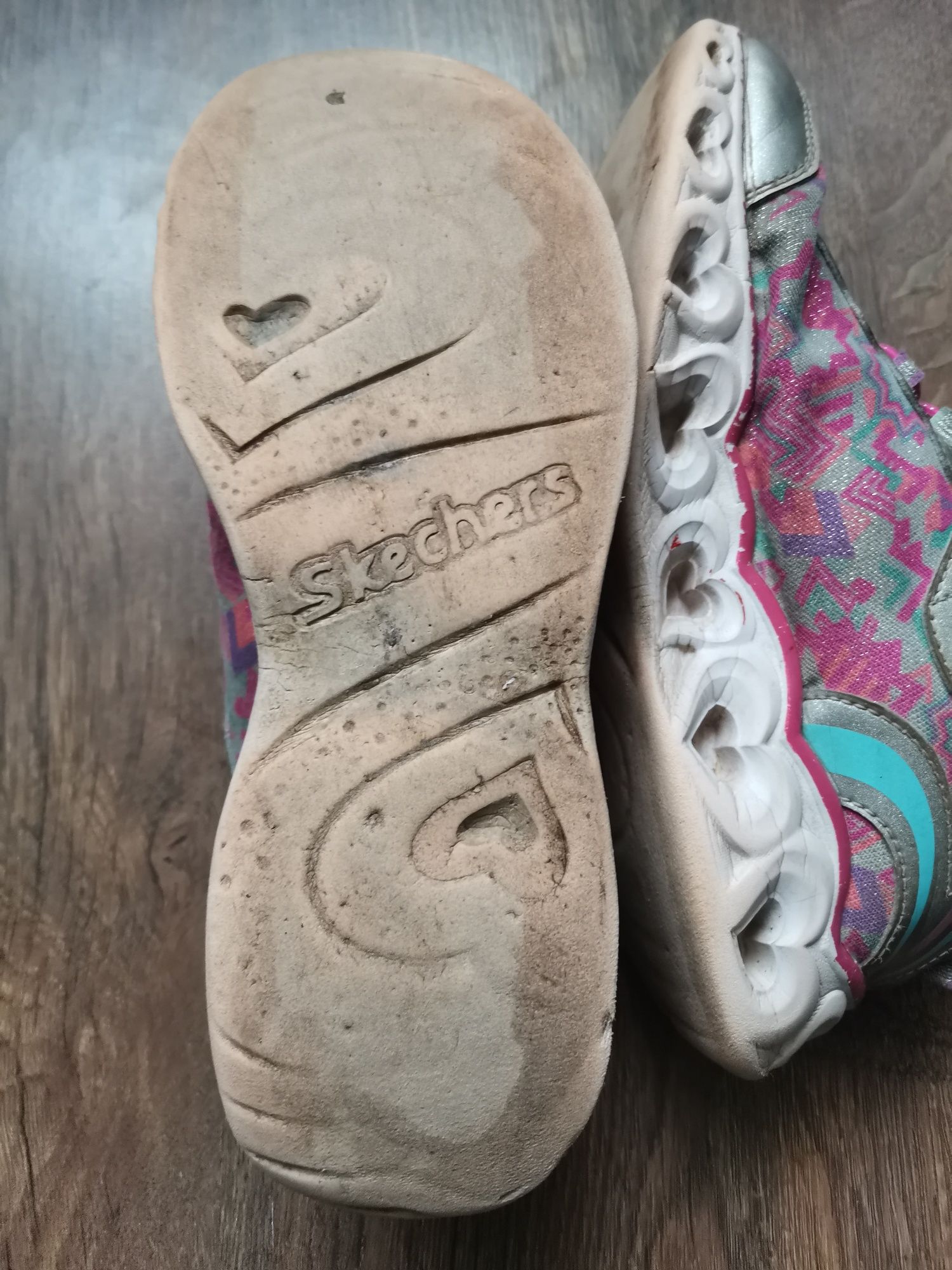 Кроссовки Skechers для дачи, двора