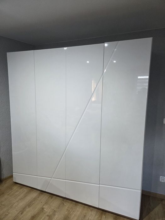 Szafa biała z połyskiem