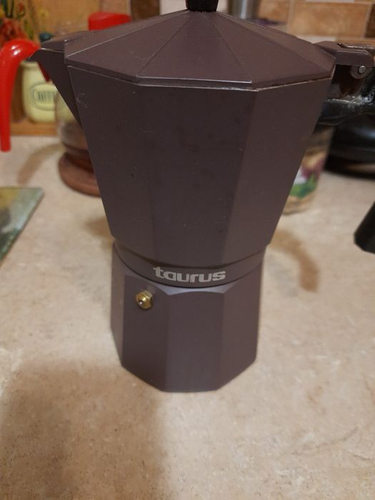 Итальянская гейзерная кофеварка Taurus на 6 порций