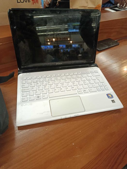 Vendo portátil pr falta de uso  é usado  tá funcionar + carregador.50€