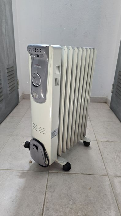 • Aquecedor a Óleo Eletronia CYAA10-9