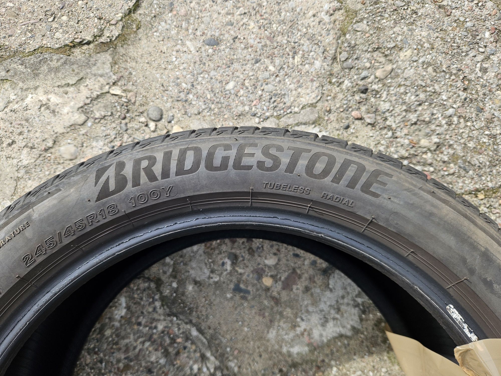 Opony letnie Bridgestone 245/45/18 rok 20