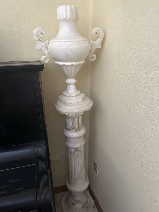 Candeeiro de pé de marmore