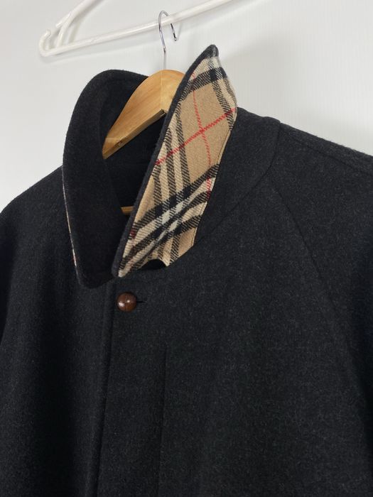 Klasyczny czarny plaszcz vintage burberry w krate burberry brit