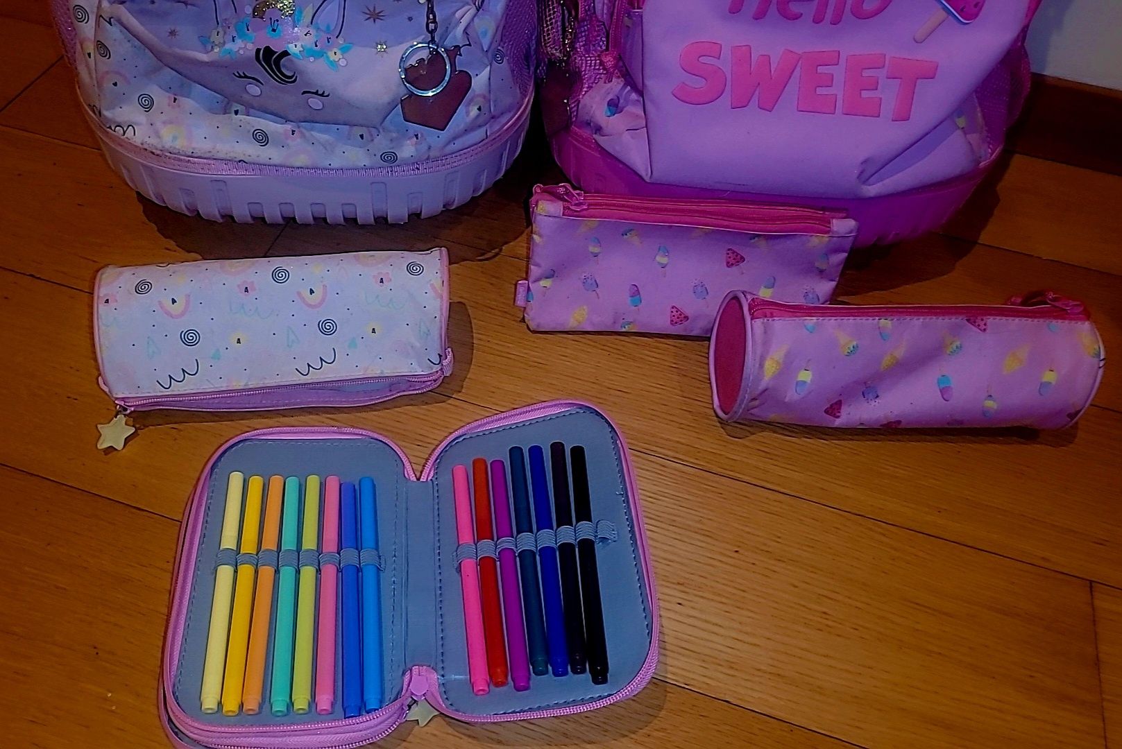 Mochilas com lancheiras e estojos com material incluído