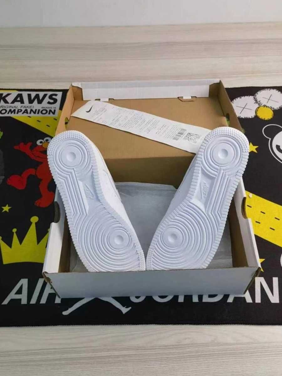 Białe buty Nike w rozmiarze 36, dostarczane w pudełku