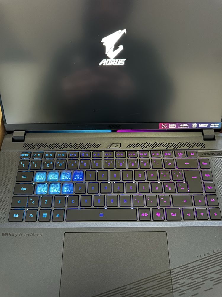 Portatil gigabyte AORUS i7-13650HX 32GB DDR5 1TB RTX 4070 QHD 165Hz
