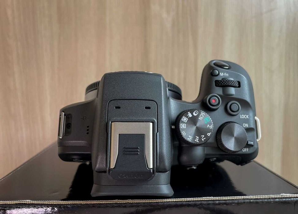 Canon EOS R10 Body – Aparat bezlusterkowy w stanie nowym, pełny zestaw