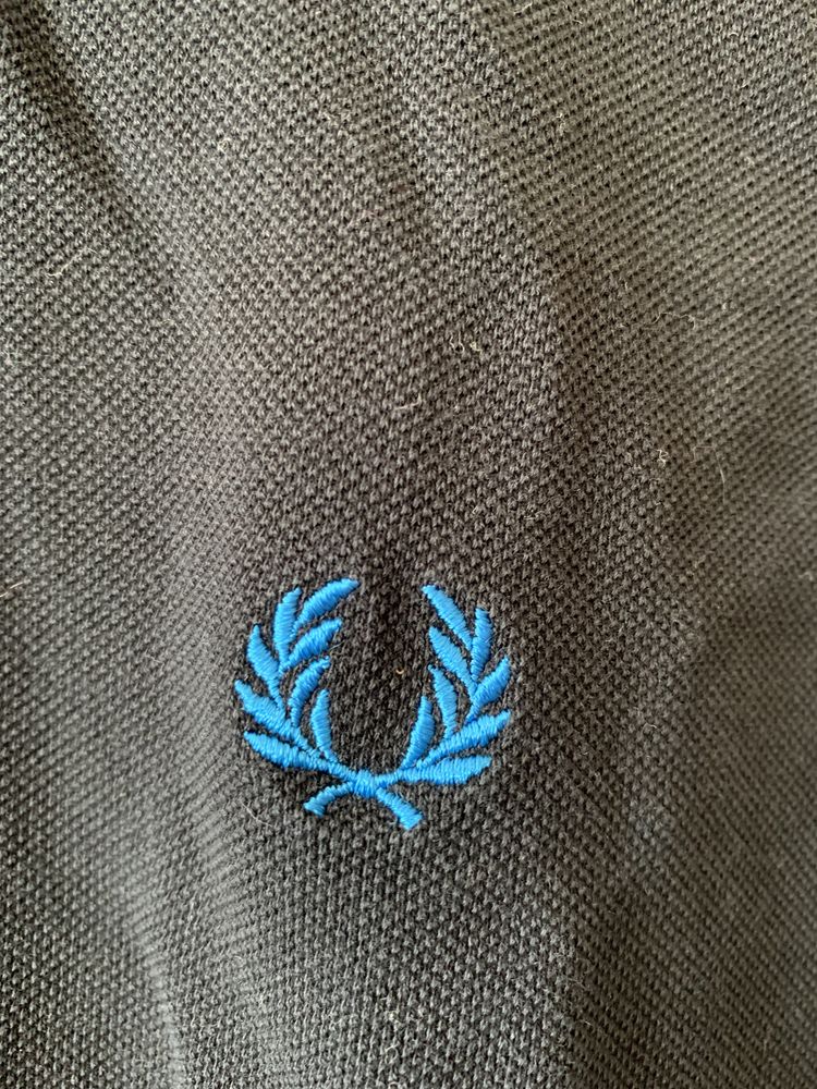 Pólo Fred Perry com riscas azuis e amarelas