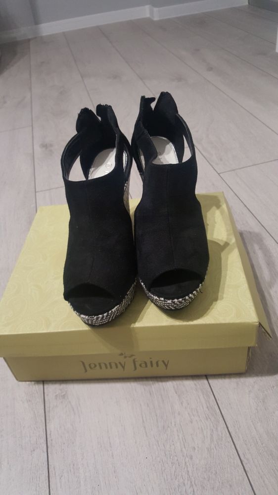 Buty na koturnie