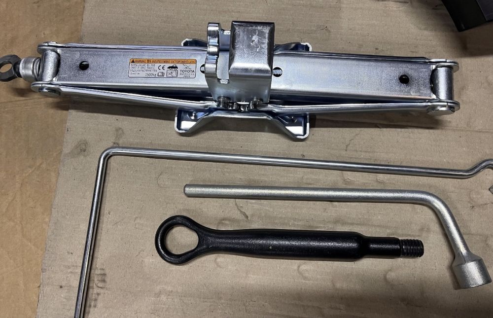 Домкрат набор ключів Toyota Rav 4 RX тойота рав 4