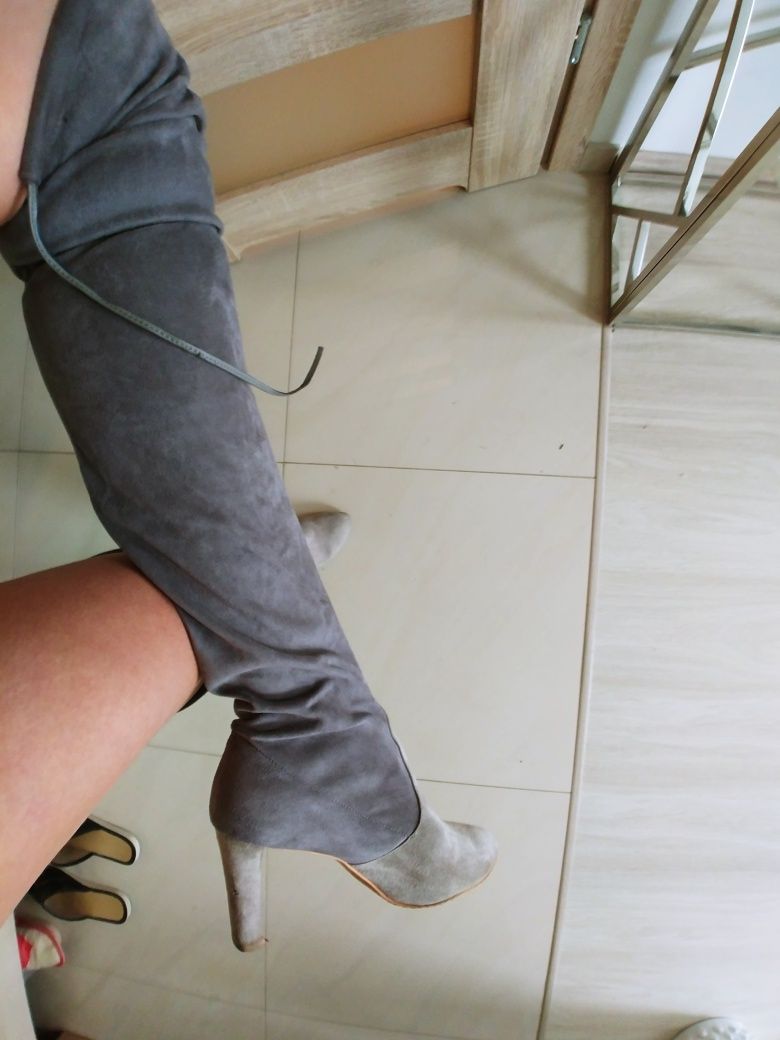 Szare kozaki zamszowe ze skóry Muszkieterki Stuart Weitzman r.39