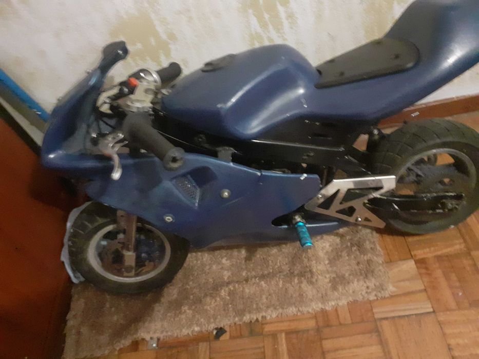 Troco esta mini mota so falta corente esta parada ja a 6 meses