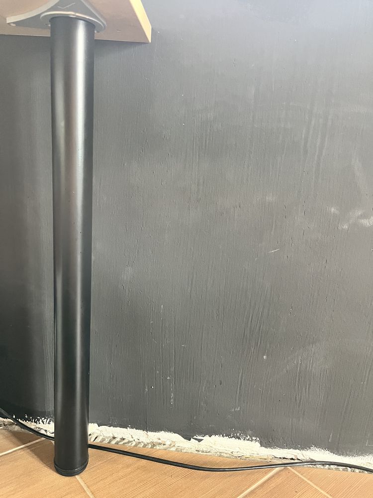 Biurko na metalowych nogach