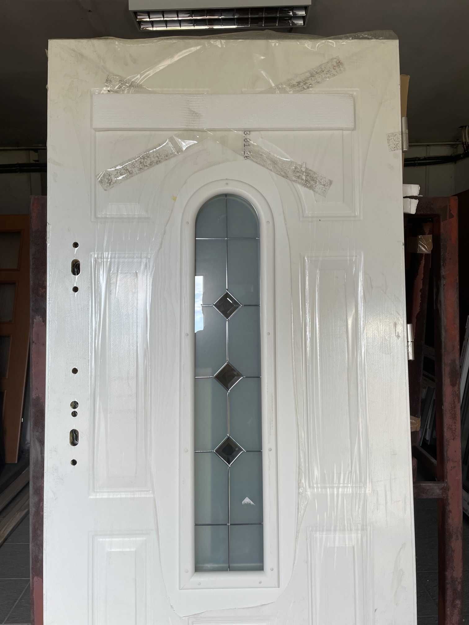 Drzwi zewnętrzne wejściowe 90 PRAWE KMT białe z szybą i ościeżnicą
