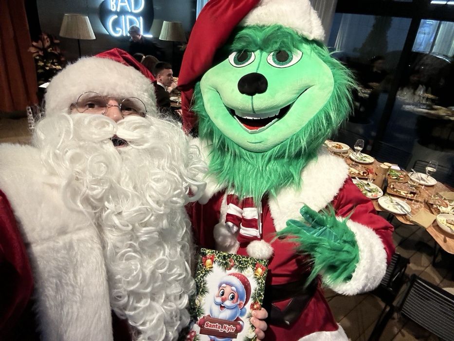 Поздравление с Новым годом от Санта-Клауса, Эльфийки и Гринча