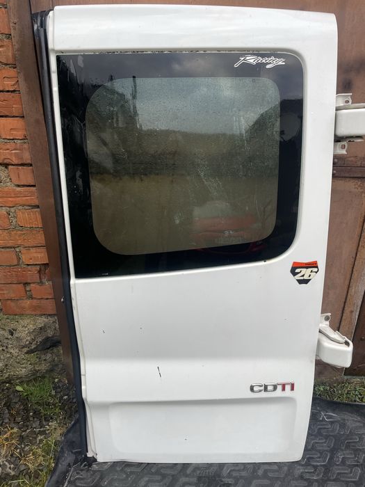 Задні двері Опель Віваро