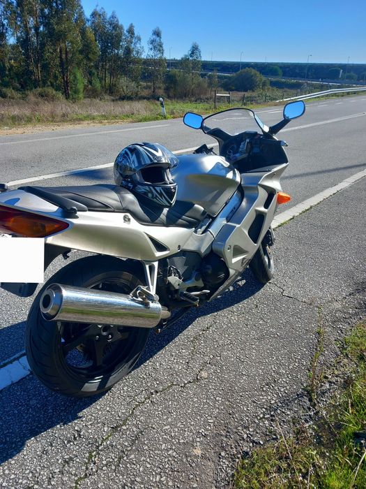 Vendo vfr 800 em bom estado 2700 preço fixo peneus novos .