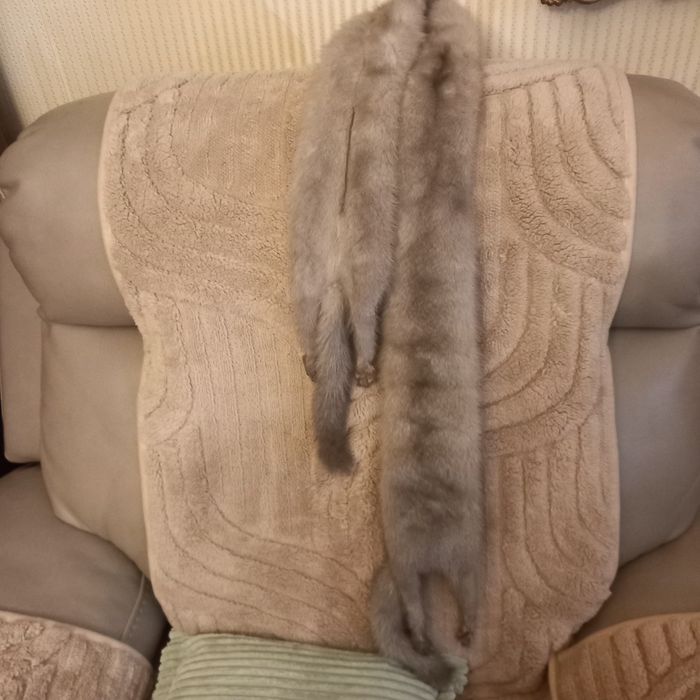 Szal z dwóch srebrzystych norek.