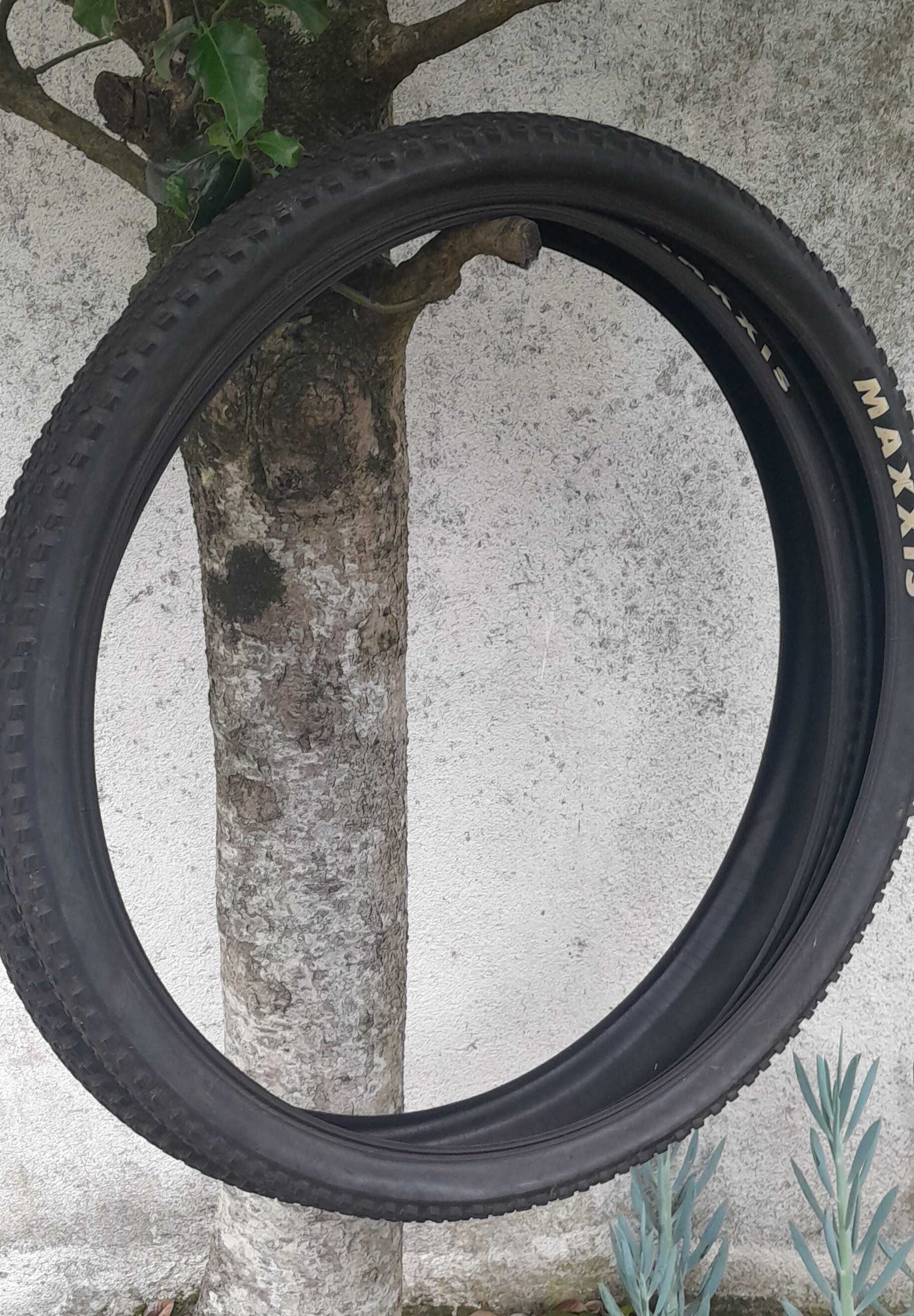 Pneus de MTB como novos.