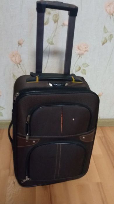 Продам лёгкий и вместительный чемодан на колесах