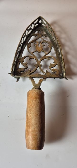 Sygnowana mosiężna podstawka pod żelazko XIX wiek 1855 rok T36