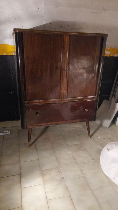 Movel bar vintage com portas de correr em persiana