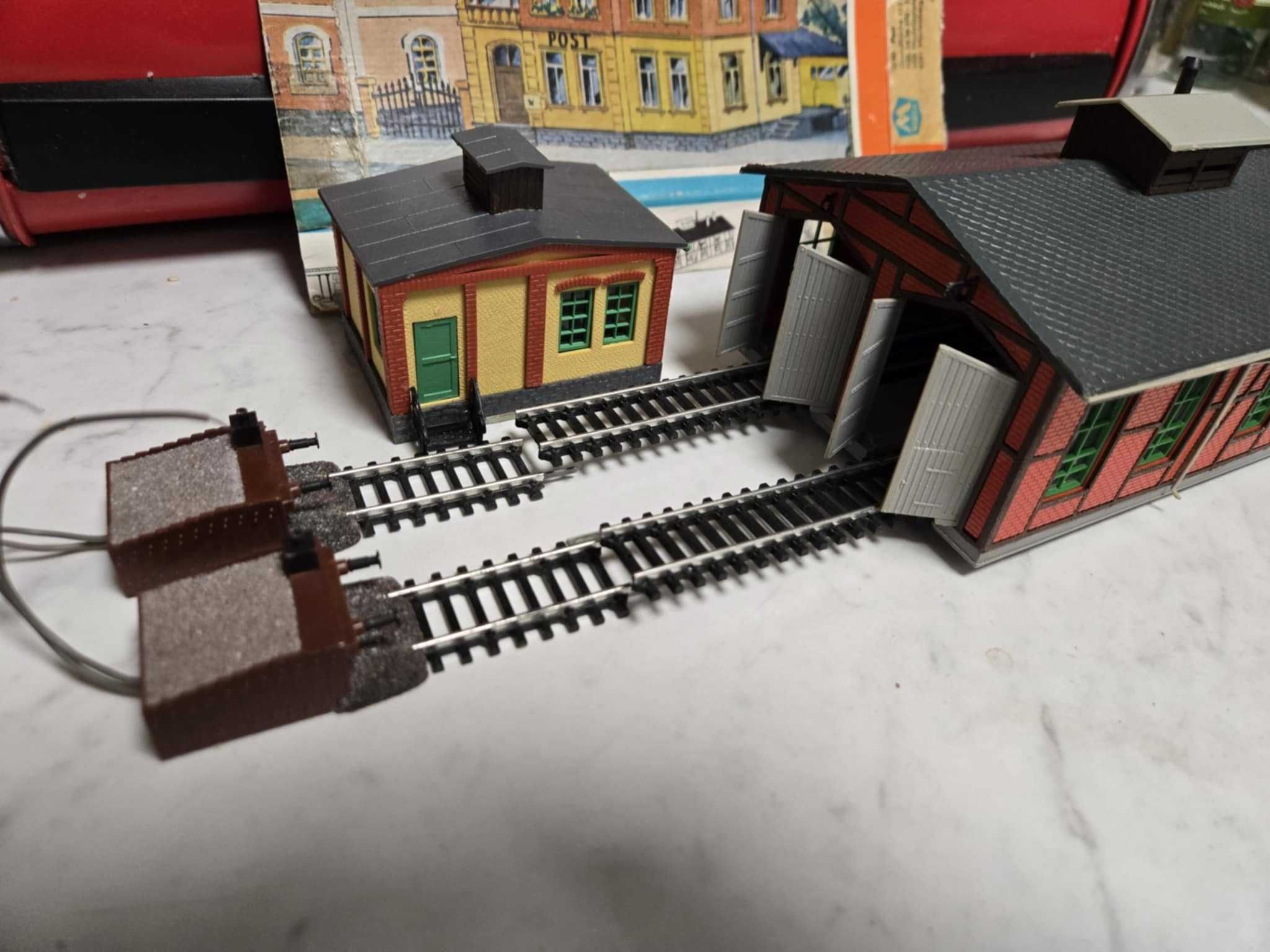 Dwa budynki z torami z kolekcji TT Berliner Bahnen