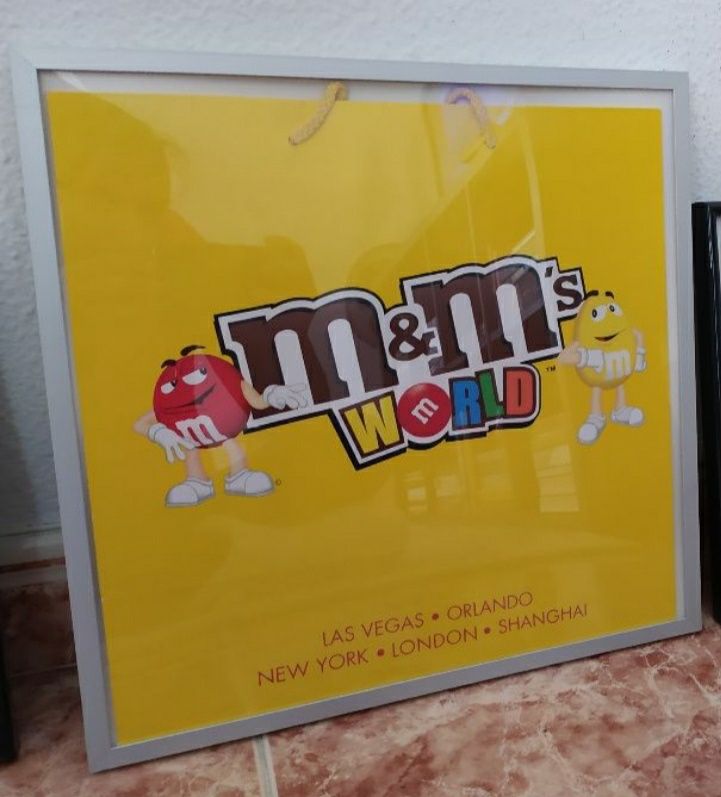 Quadro com saco da loja M&Ms londrina