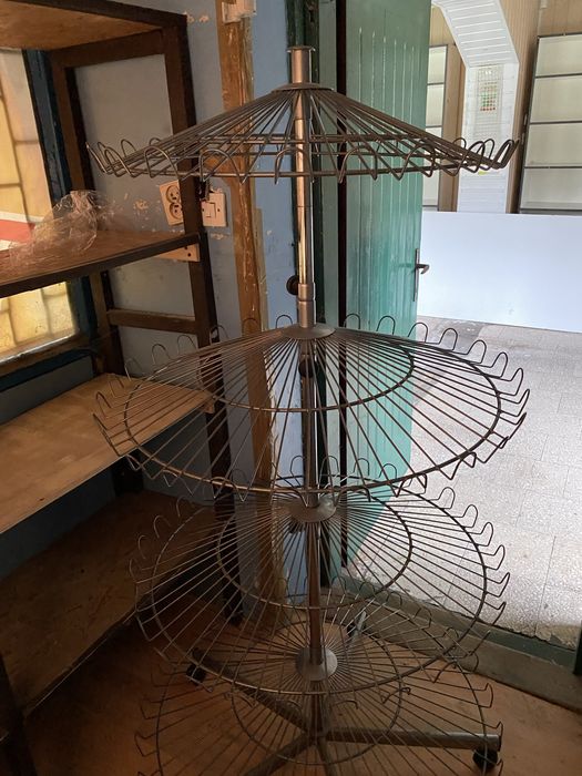 Stojaki na czapki, pamiatki, apaszki