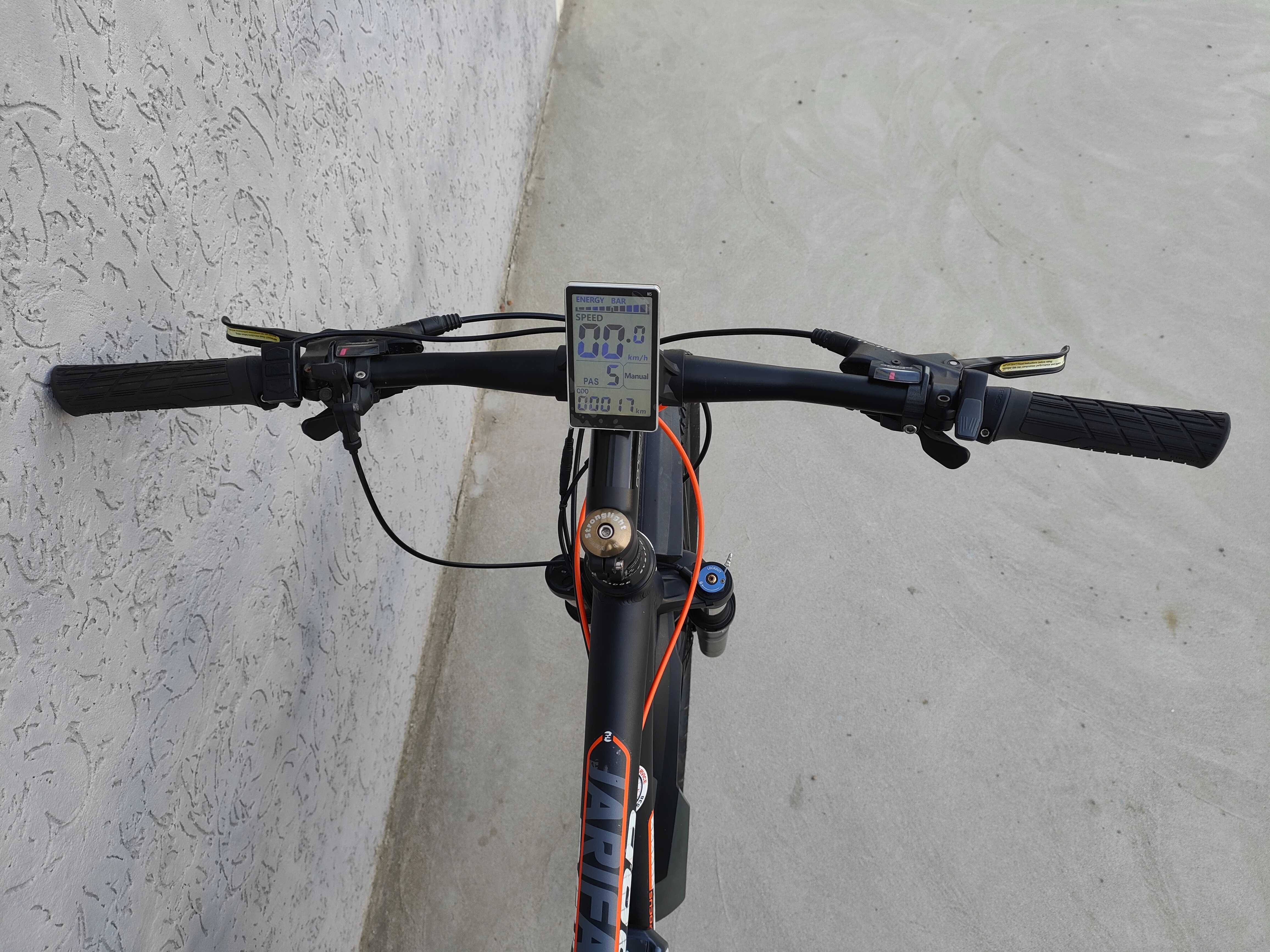 Електровелосипед найнер Focus Jarifa 29R, курок газу, RockShox