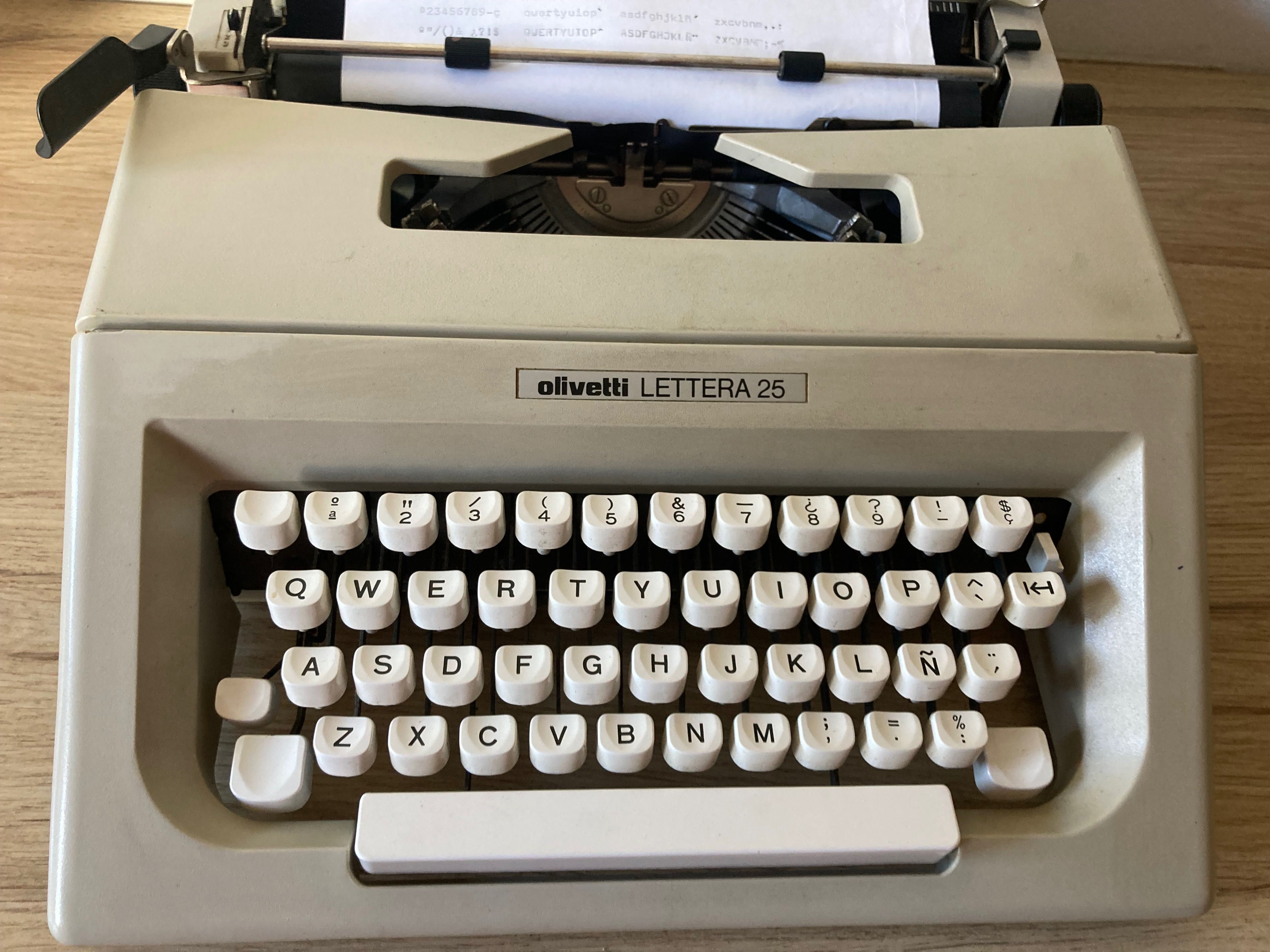Máquina de escrever  ***   Olivetti