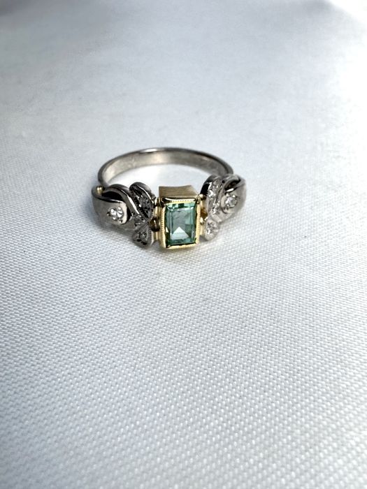 Золота радянська каблучка з діамантами та смарагдом