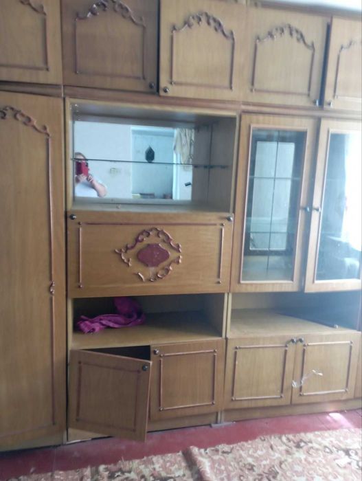 Меблі в кімнату -стінка  світлого кольору, розмір 3.5 м,