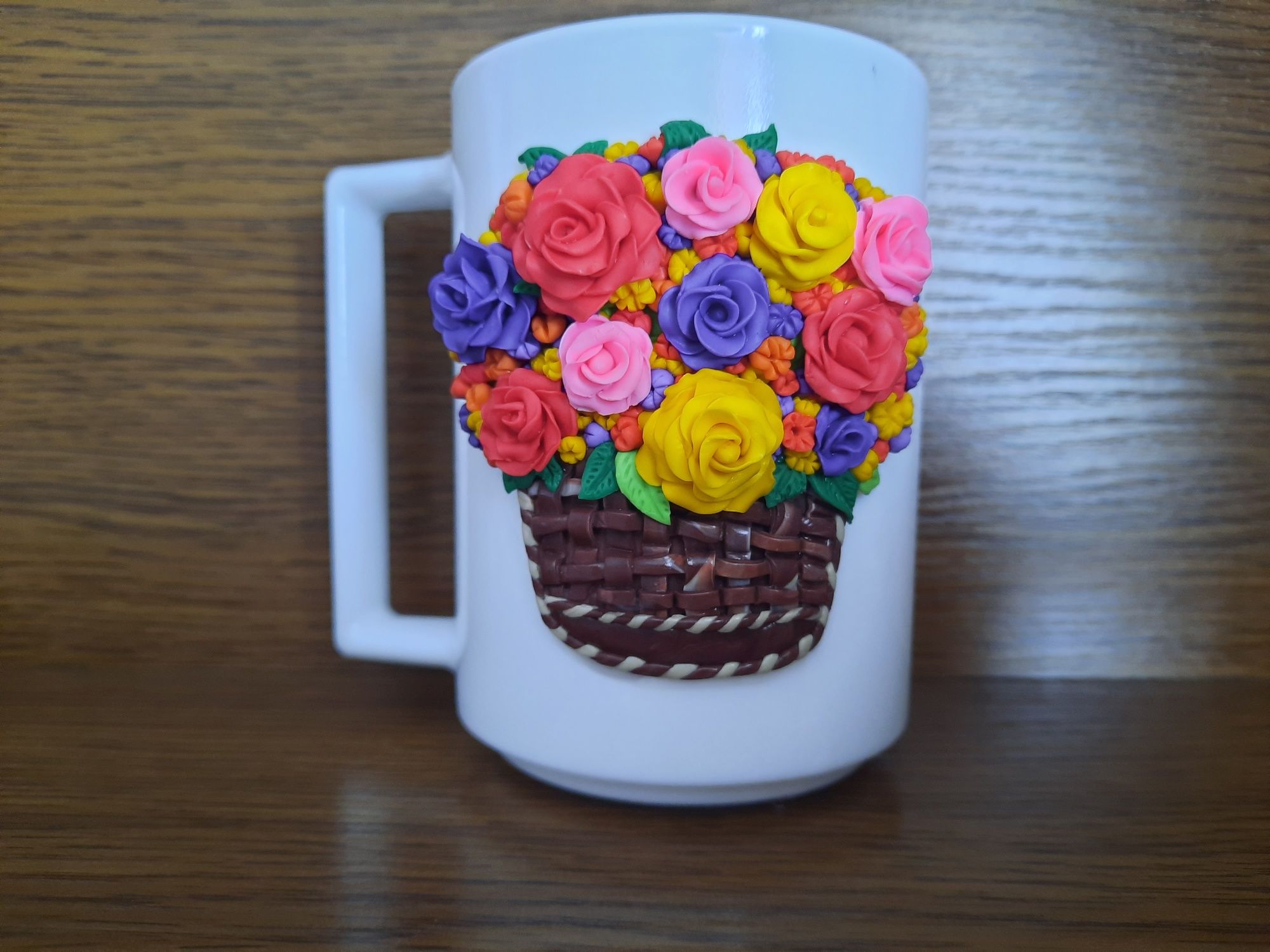 Кружечка корзина с цветами из полимерной глины ручной роботы