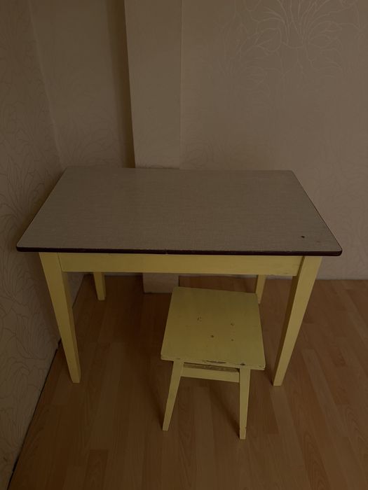 Віддам безкоштовно стіл та стілець