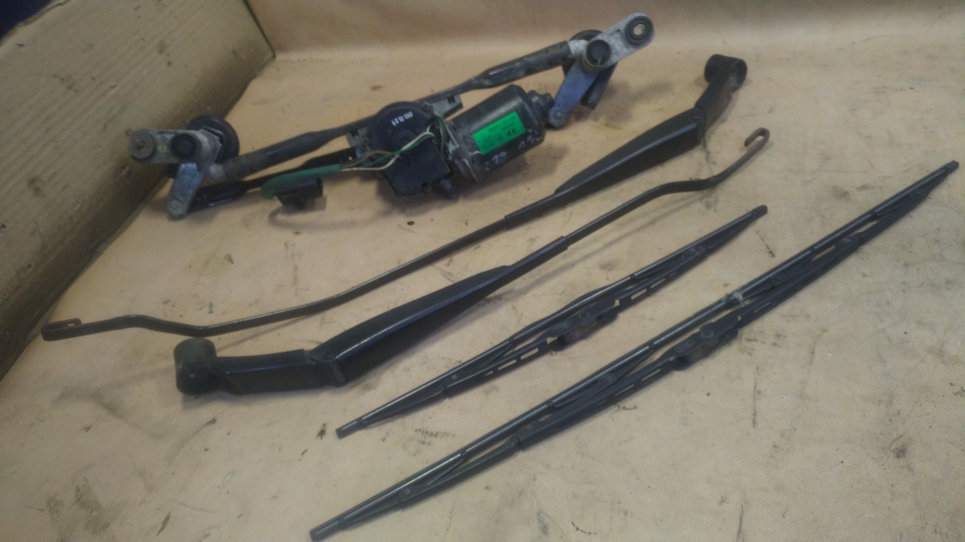 ) Hyundai i20 silniczek mechanizm wycieraczek ramiona EU