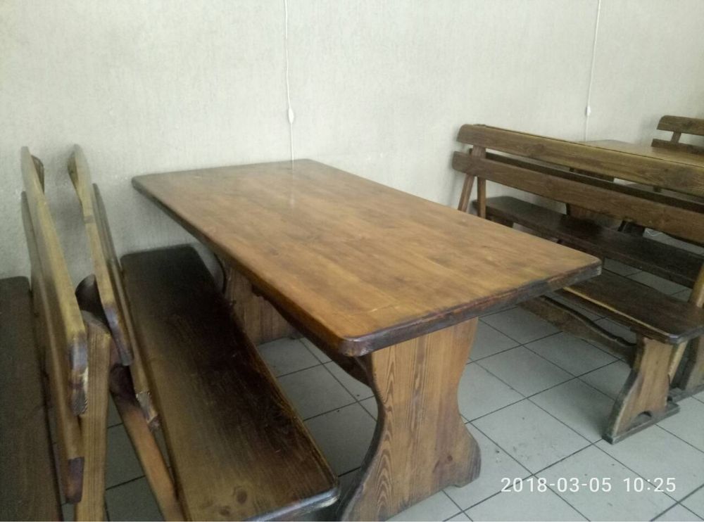 Продаж деревʼяних столів з лавками