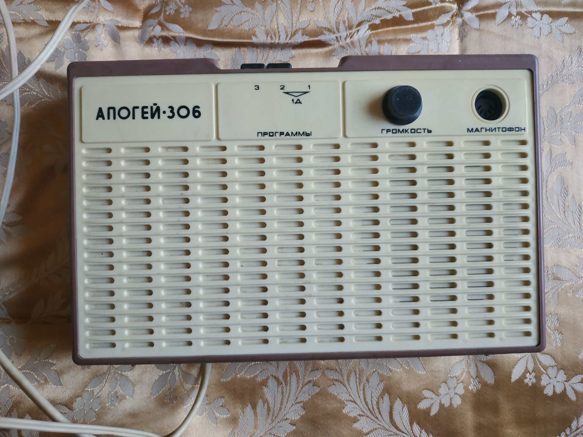 Советские радиоприемники трехпрограммные Украина-ПТ-303 и Апогей-306