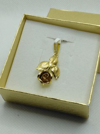Złoty wisiorek róża, złoto 333