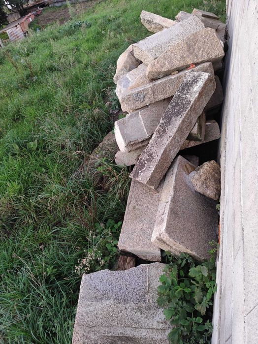 Lagar de pedra e outra pedra